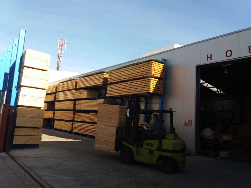 Foto pabellón madera apilada exterior