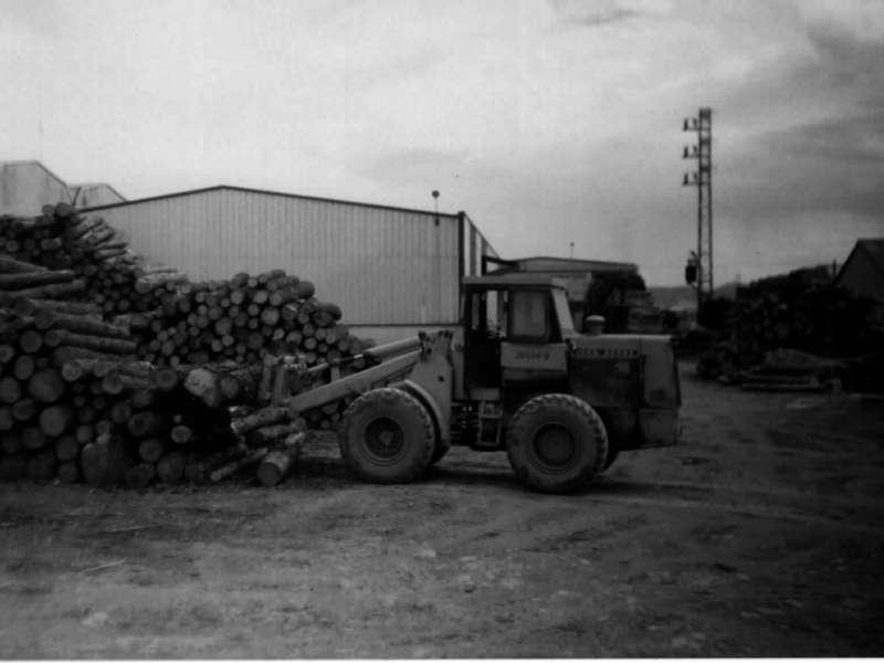 Apilando troncos en aserradero con cargadora john deere