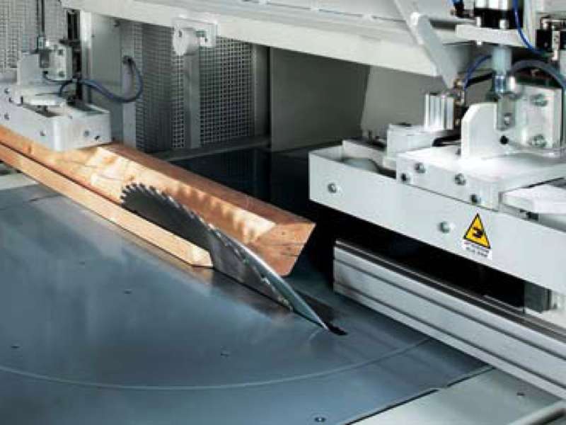 Detalle máquina mecanizado vigas